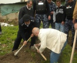 الشرطة وأهالي قلقيلية يشاركون في حملة 'شجرة لكل مغترب' ببلدة حجة