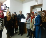 طالبات جامعة الخليل يكرمن وحدة حماية الأسرة بشرطة المحافظة