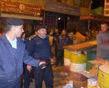 الشرطة والجهات المعنية تزيل التعديات عن الشوارع العامة في طولكرم
