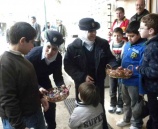 الشرطة تحتفل بالمولد النبوي بتقديم الحلوى للمواطنين في نابلس