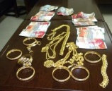 الشرطة تقبض على 3 اشخاص متهمين بسرقة اموال ومصاغ ذهبي في الرام