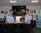 اللواء حازم عطالله يمنح الرائد عبد الحليم عطية جائزة الشرطة للتميز