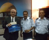 بمناسبة عيد الشرطة الفلسطينية : الشرطة توزع الحلويات للفعاليات الرسمية و الأهلية بالمحافظات