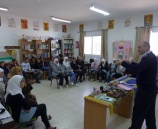 الشرطة تقدم التوعية واﻻرشاد في مدرسة قلنديا اﻻساسية شمال القدس