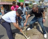 الشرطة وجموع من الشباب يزرعون الأشجار في جنين