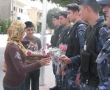 بمناسبة اليوم العالمي للحب الشرطة تتلقى الورود الحمراء تقديرا لجهودها