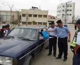 الشرطة توزع الهدايا على السائقين بمناسبة أسبوع المرور العربي في طوباس