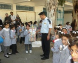الشرطة توزع الهدايا على طلبة المدارس في قلقيلية