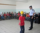 الشرطة تقدم محاضرات توعية للمشاركين بالمخيمات الصيفية في سلفيت