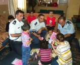 الشرطة تقدم التهاني و الهديا للاطفال الايتام والمرضى بمناسبة العيد في طولكرم