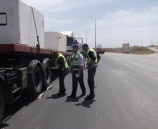 الشرطة تستخدم تقنية الميزان الرقمي لقياس حمولة الشاحنات في طوباس