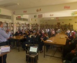 الشرطة تعقد محاضرة حول الاستخدام الأمن الانترنت في مدرسة إناث قطنه الأساسية شمال غرب القدس