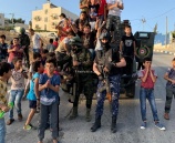 الاطفال يستقبلون بالفرح و السرور الشرطة و  الاجهزة الامنية بالمنطقة الجنوبية لمحافظة الخليل