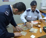الشرطة  تكشف ملابسات سرقة مصاغ ذهبي ومبلغ مالي شمال نابلس .