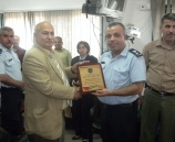 الشرطة تكرم الاستاذ الدكتور يوسف ذياب مدير فرع جامعة القدس المفتوحة بنابلس.