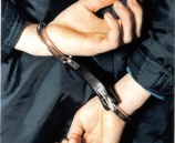 الشرطة تلقي القبض على متهم فار من وجه العداله صادر بحقه اوامر حبس بقيمة (46) الف شيكل