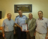 رئيس بلدية الشيوخ يكرم مدير شرطة الخليل