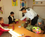 الشرطة تقدم الهدايا لذوي الاحتياجات الخاصة بمناسبة يوم المعاق العالمي في أريحا