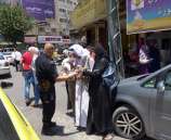 الشرطة توزع المياه الباردة على الموطنين في الخليل