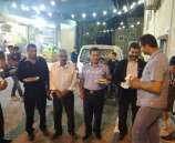 الشرطة توزع الحلويات على المصلين خلال صلاة التراويح في المساجد بقلقيلية