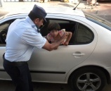 الشرطة تنقذ فتاة احتجزت داخل مركبة بالخطأ في قلقيلية