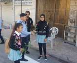 الشرطة توزع الورود على الطلبة بمناسبة العام الدراسي الجديد في الخليل