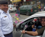 الشرطة توزع الورود ونشرات التوعية المرورية على السائقين بمناسبة أسبوع المرور العربي بنابلس