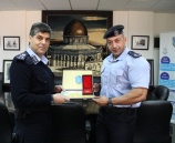 اللواء حازم عطا الله يمنح (جائزة الشرطة للتميز) للملازم محمود ادم