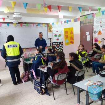 الشرطة تعقد محاضرات توعية لطلبة مدارس ديرستيا بمحافظة سلفيت