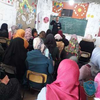 الشرطة تعقد محاضرة حول الجرائم الالكترونية بمدرسة الأقصى الاساسية في الخليل