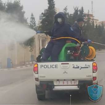 الشرطة تنظم حملة تعقيم وتطهير في منطقة بيتونيا والشوراع الرئيسية في رام الله 