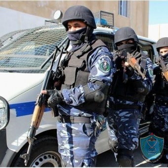 الشرطة تقبض على أشخاص صادر بحقهم مذكرات قضائية وأوامر حبس في ضواحي القدس.