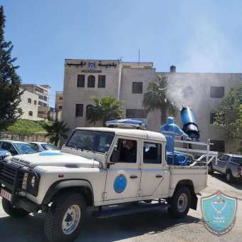 الشرطة تعقّم الشوارع وبعض المباني  في بلدات شمال غرب القدس المحتلة