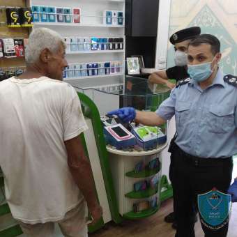 الشرطة تواصل جولاتها التفقدية حول التزام المواطنين والمحال التجارية بالإجراءات الوقائية في قلقيلية .