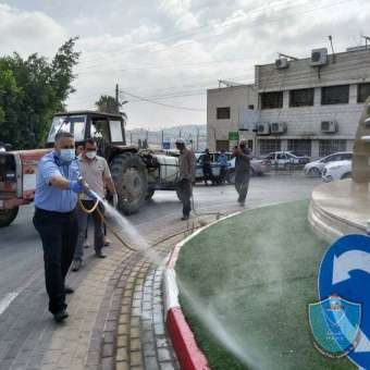 الشرطة والبلدية وعدد من المؤسسات يقومون بتعقيم مدينة طوباس 