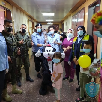 الشرطة تنظم يوماً ترفيهياً توعوياً في قسم الأطفال بمستشفى رفيديا في نابلس