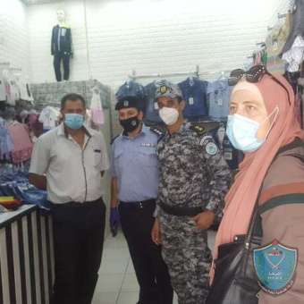 الشرطة تواصل متابعتها لتطبيق البروتوكول الصحي وتخالف 24 محل في طولكرم .
