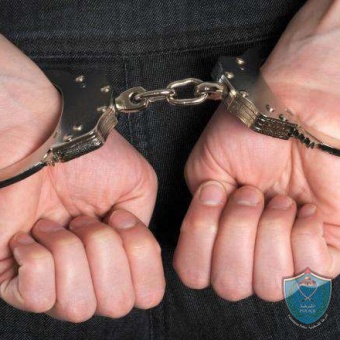 الشرطة تقبض على مطلوب للعدالة لصدور 43 مذكرة قضائية بحقه في الخليل