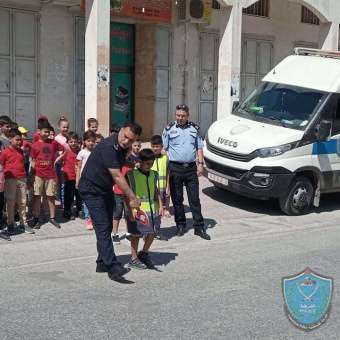 الشرطة تنظم نشاطاً تدريبياً ميدانياً لأطفال مخيم صيفي في طولكرم