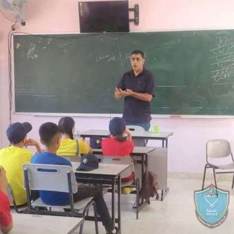 الشرطة تنظم محاضرة حول الألعاب النارية والمفرقعات لمخيم الشرطي الصغير في سلفيت