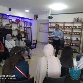الشرطة تنظم  محاضرة توعية حول النوع الإجتماعي في جمعية ذنابة الخيرية في طولكرم