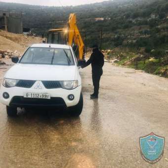 طواقم الشرطه في سلفيت تفتح طريق بروقين كفر الديك سلفيت