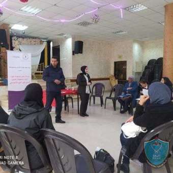 الشرطة  تعقد محاضرة حول التنشئة الاجتماعية المبنية على النوع الاجتماعي  لمركز نسوي في   طولكرم