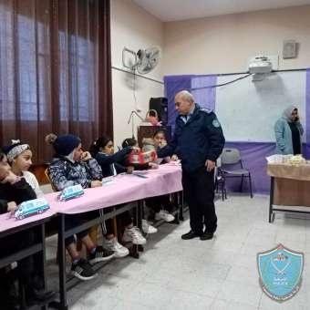 الشرطة تنظم فعاليات ترفيهية لأشبال وزهرات المخيم الشتوي في قلقيلية 