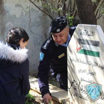 الشرطة ومدرسة الزيتونه تنظمان يوما تطوعيا بمقبرة الشهداء الاردنيين بطوباس  