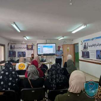 الشرطة تنظم لقاء توعية شرطية في الخليل 