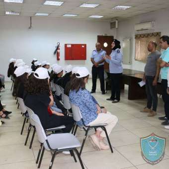 الشرطة تستضيف اطفال معسكر زهرات القدس في نابلس