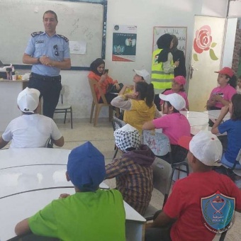 الشرطة تستهدف 230 طفلاً بمحاضرات توعية شرطية نفذتها لعدد من المخيمات الصيفية في سلفيت