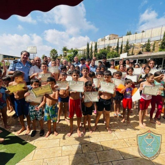 الشرطة تختتم فعاليات المعسكر الصيفي السنوي لتعليم السباحة لأبناء الشرطة في رام الله