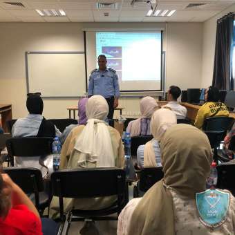 الشرطة تقدم محاضرة توعوية حول الإبتزاز الإلكتروني لطلبة جامعة النجاح بنابلس
